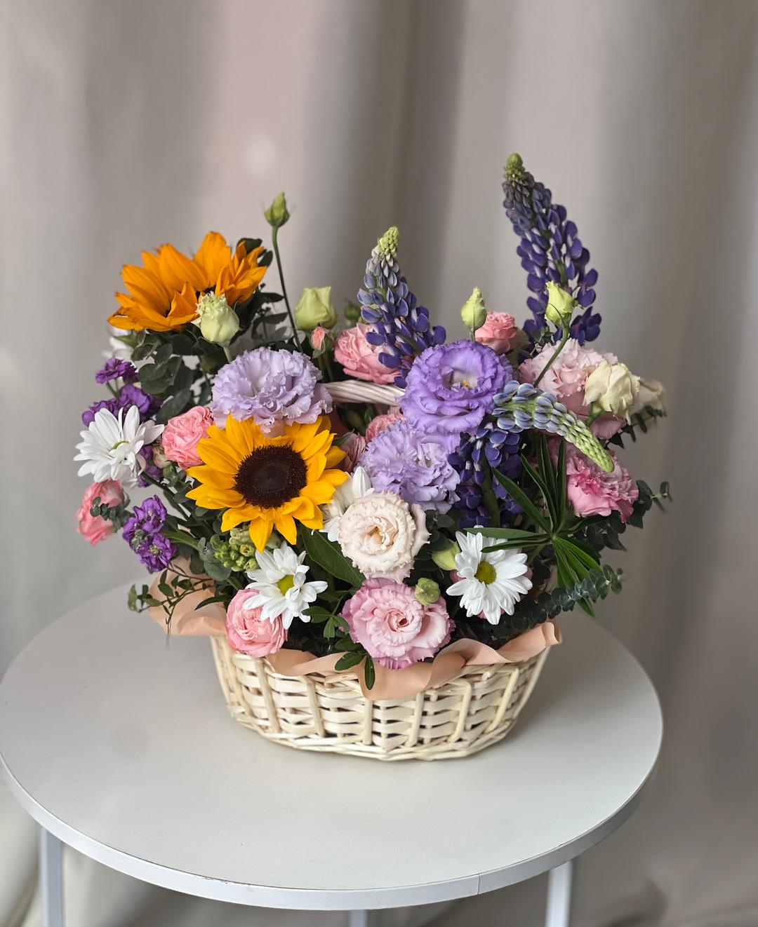 Корзина с подсолнухами