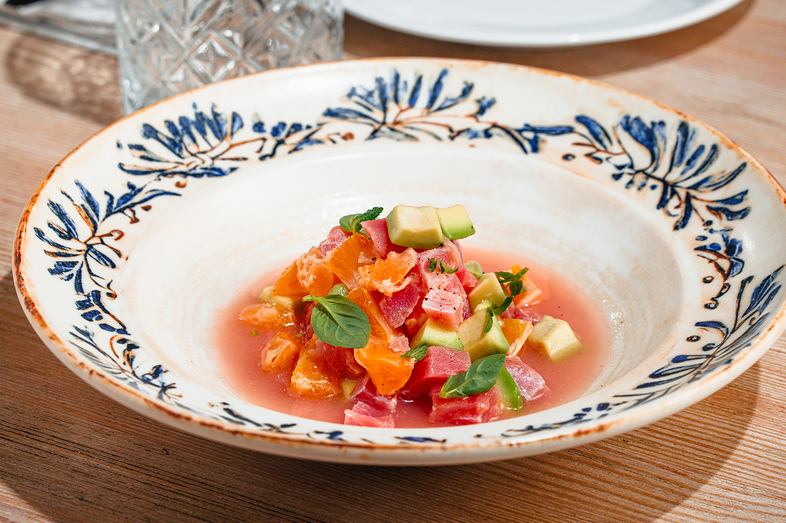 Севиче из тунца с мандарином и авокадо