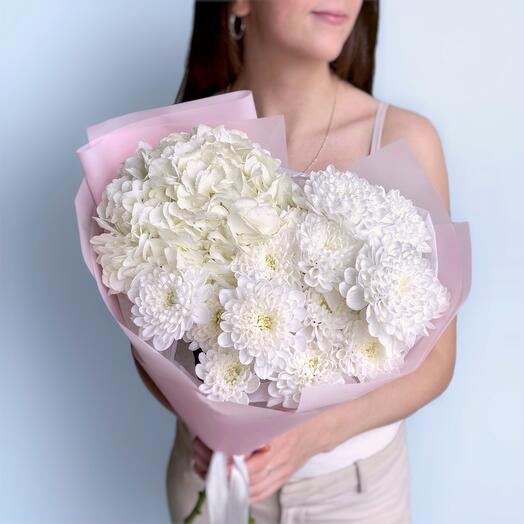 Милый нежный букет белая гортензия и хризантема