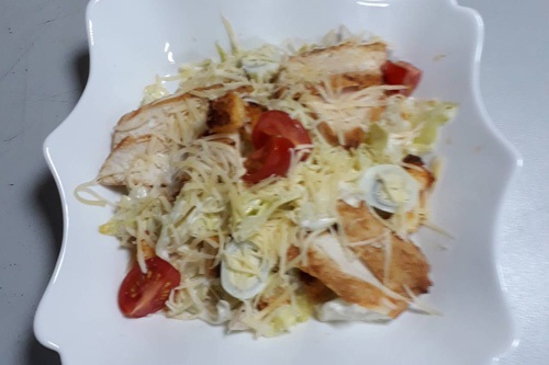 Салат цезарь с курицей