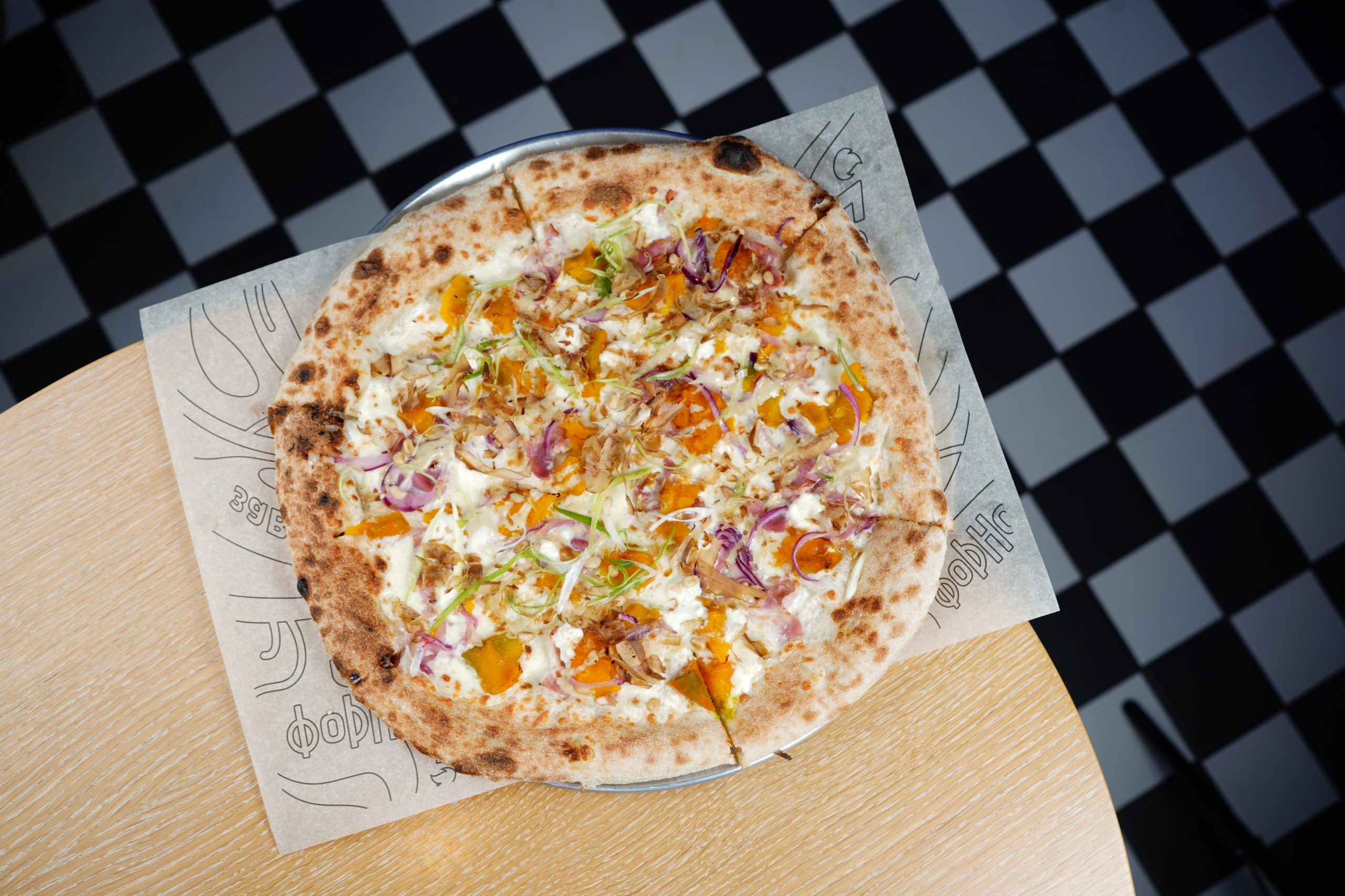 Пицца с печеной тыквой и беконом