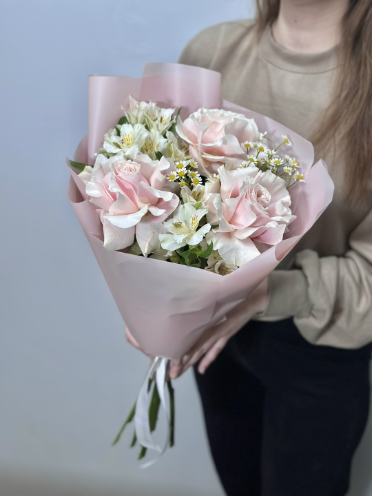 Букет с французскими розами, альстромериями и ромашками