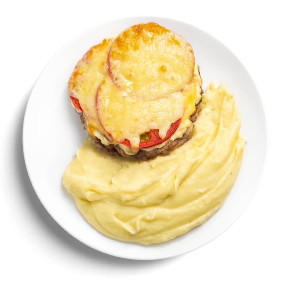 Мясо по-французски с томатами и пюре