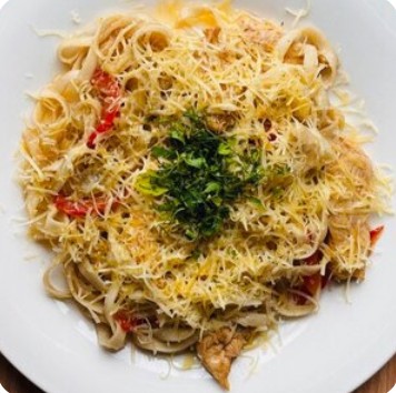 Паста с курицей и овощами