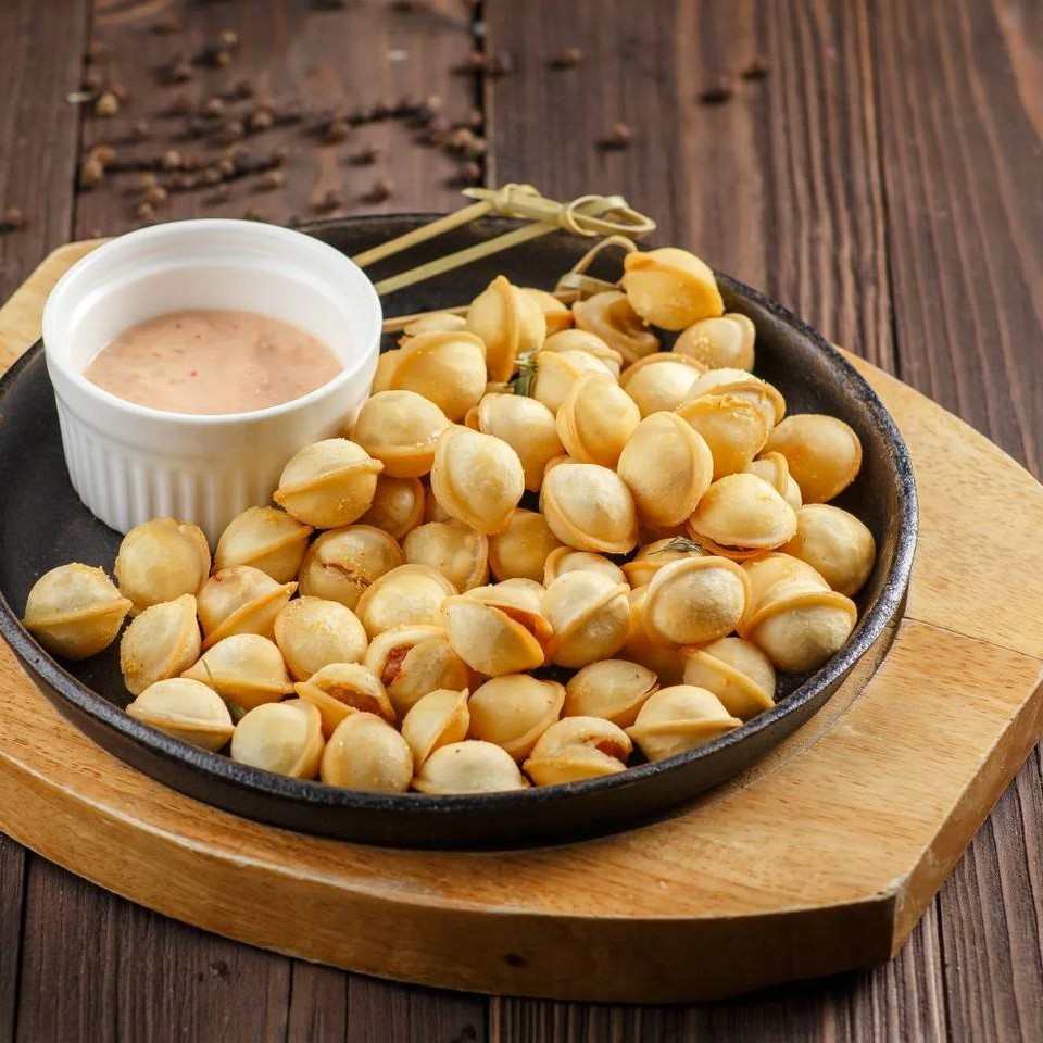 Жаренные пельмени с кетчинезом