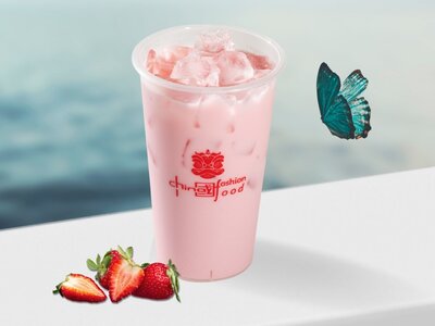 Холодный молочный чай с клубникой