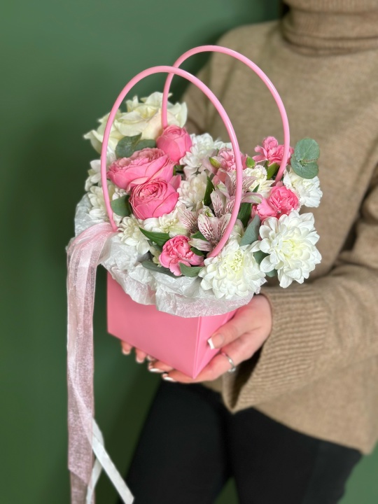 Сумочка с пионовидной кустовой розой ,французской розой,хризантемой и альстромерией