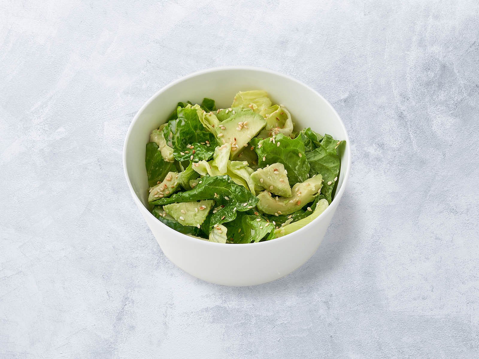 Зеленый салат с авокадо.