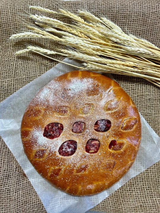 Пирог с яблоком и брусникой открытый