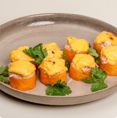 Запеченный ролл с креветкой и сыром Чеддер