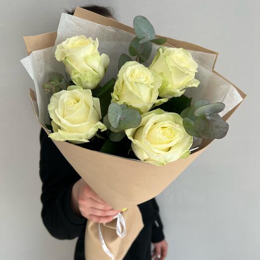 Букет белые розы и эвкалипт в упаковке