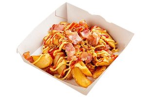 Картофель по-дерев.с беконом и луком фри