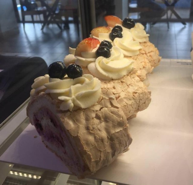 Меренговый рулет с малиной