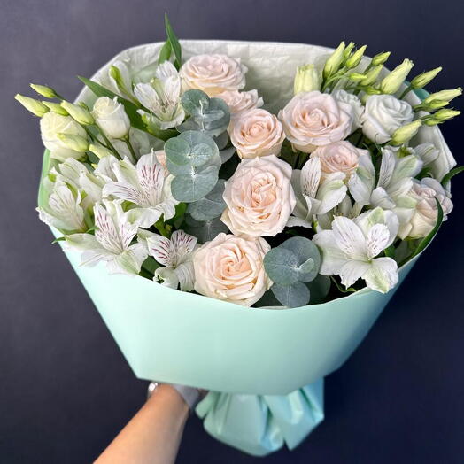 Букет с розами и альстромериям 