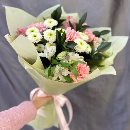 Букет цветов: розовые диантусы, белые альстромерии, зелень (б0070)