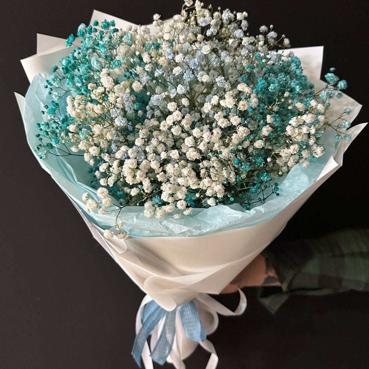 Букет из голубой и белой гипсофилы