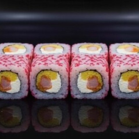 Ролл масаго, сыр, омлет и креветка