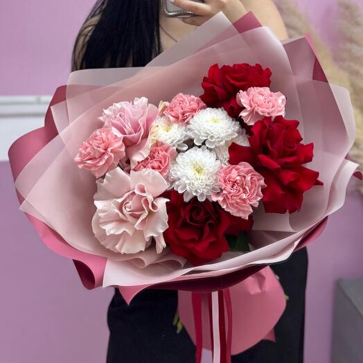 Сборный букет с ажурными розами, хризантемой и диантусами