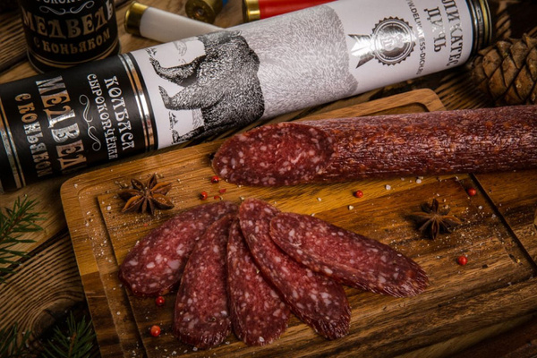 Колбаса, из мяса Медведя, сырокопченая, с коньяком, в подарочной упаковке (тубус)