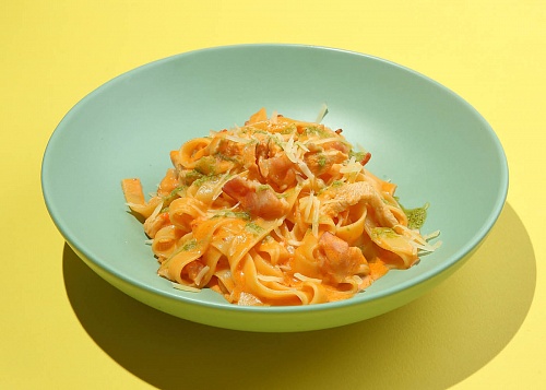 Паста с курицей и беконом