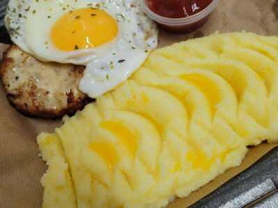 Картофельное пюре с бифштексом