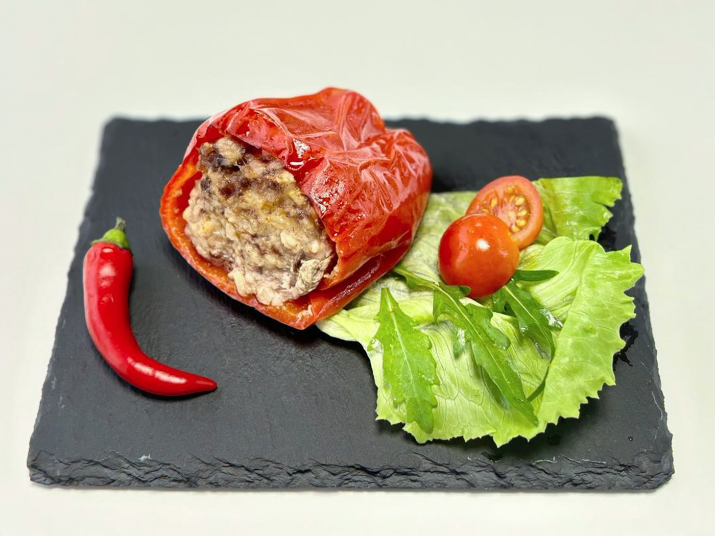 Перец, фаршированный мясом и рисом