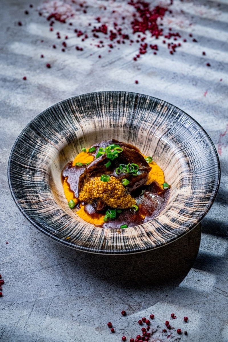 *Говяжье  ребро  с хумусом из моркови