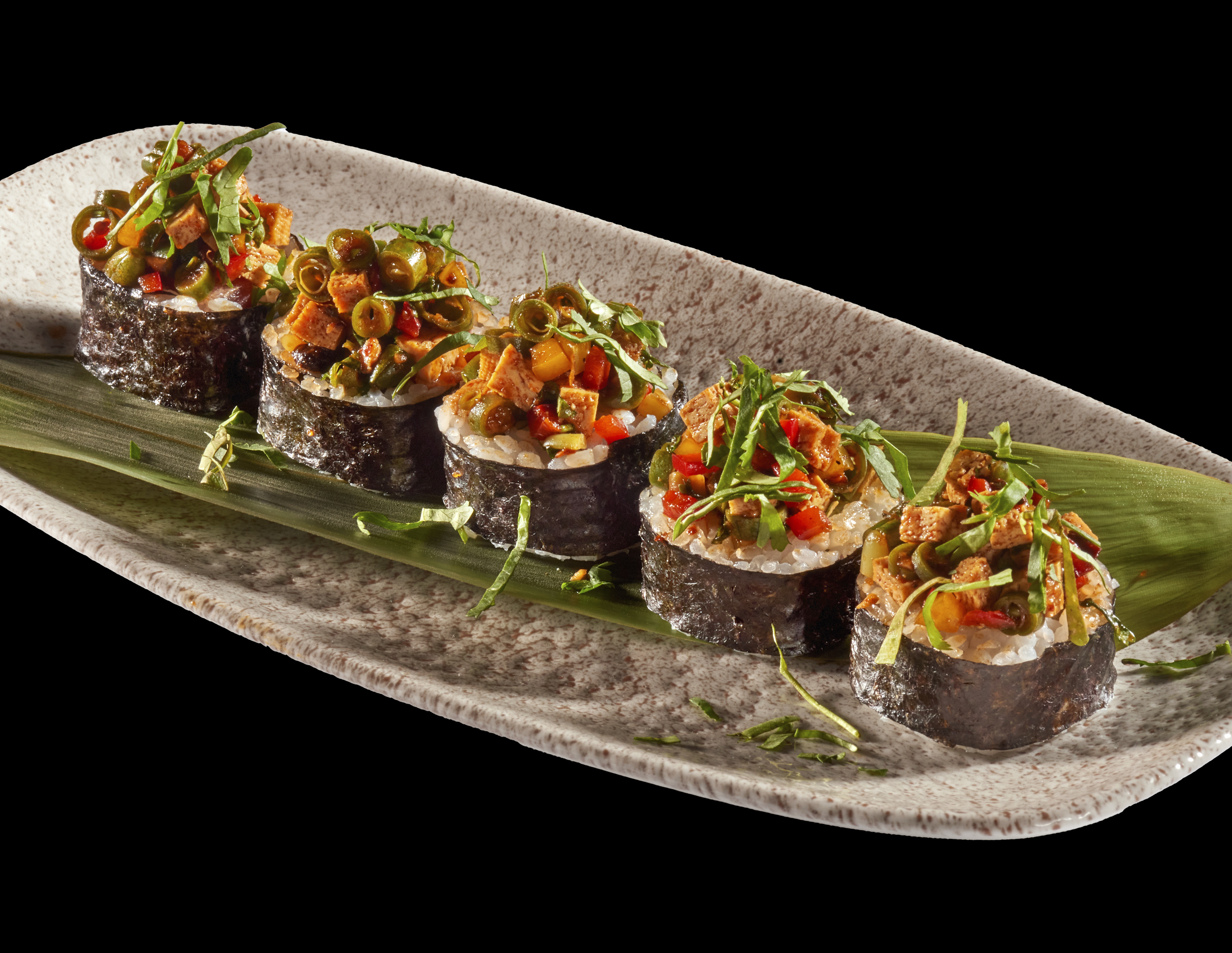 Ролл с овощами в соусе черные бобы