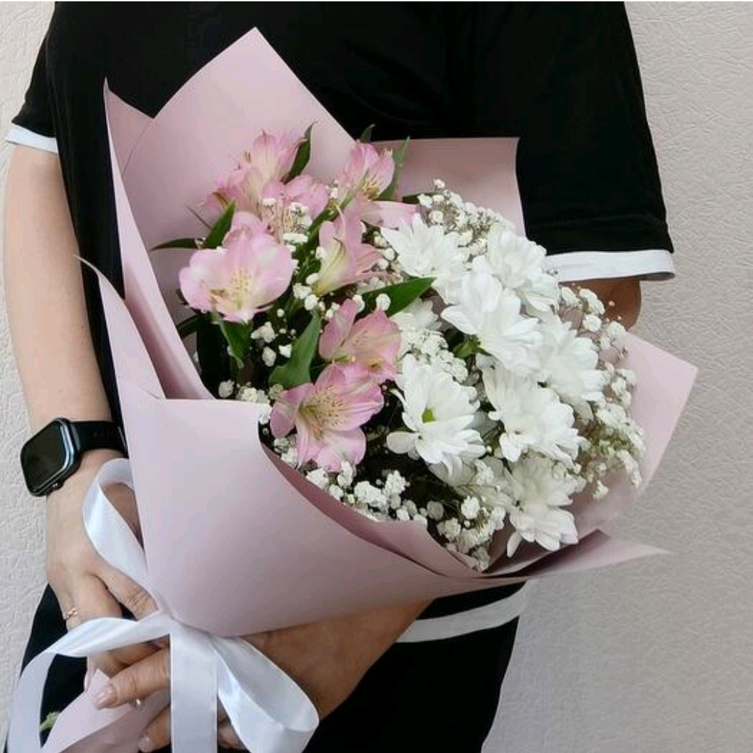 Комплимент с розовой альстромерией
