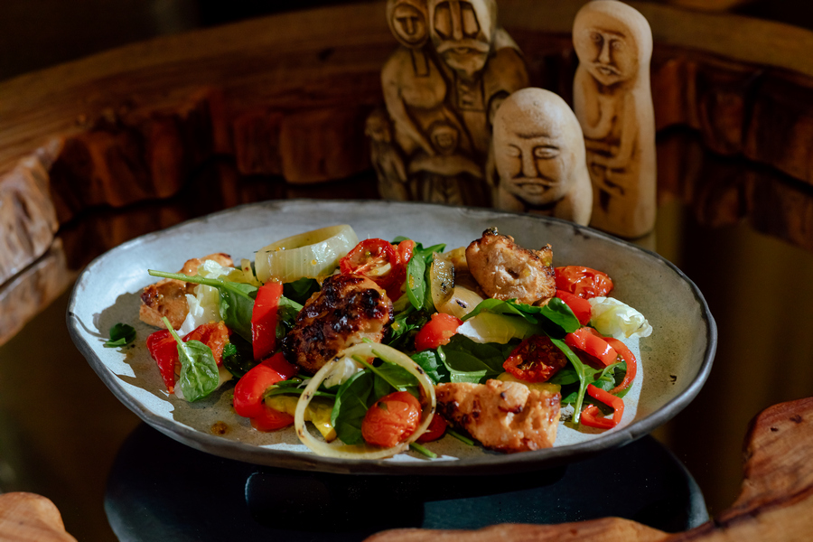 Салат с цыпленком гриль горчичным соусом