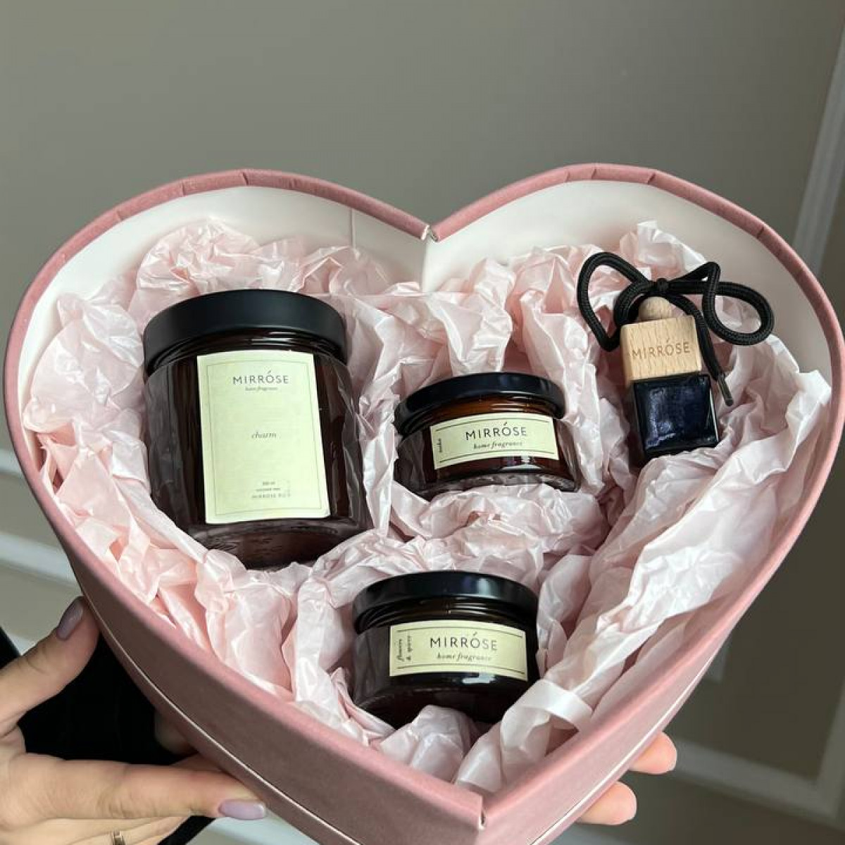 Коробка в форме сердца с продукцией mirrose