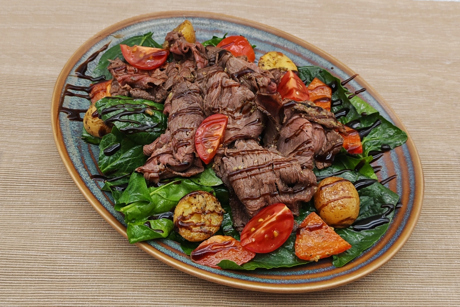 Теплый салат с ростбифом