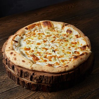 Пицца четыре сыра с кедровыми орешками и мёдом