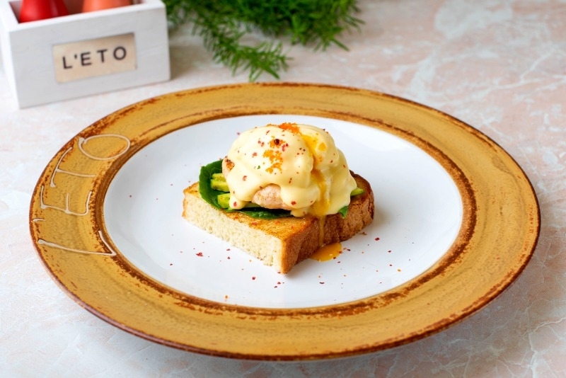 Яйцо пашот на бриоши с креветочной котлетой