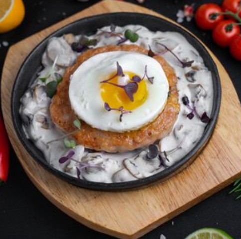 Бифштекс из курицы под грибным соусом