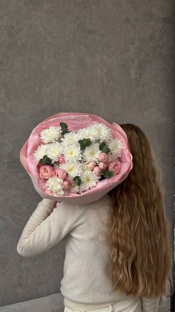 Из кустовых пионовидных роз и хризантем