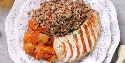 Куриная грудка с разварной гречей и домашним лечо