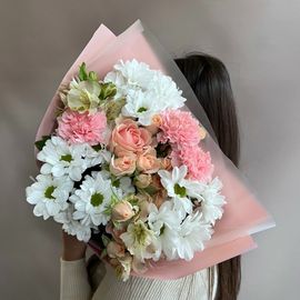 Нежный букет с ромашковой хризантемой