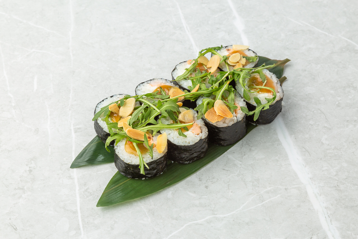 Ролл с копченой форелью