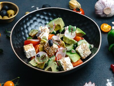 Салат из томатов с авокадо и брынзой