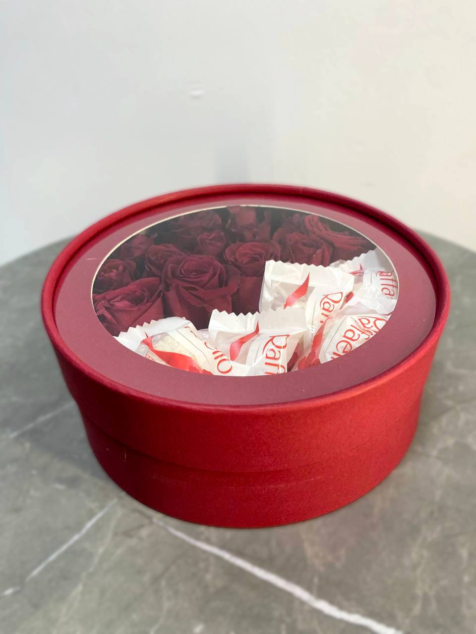 Розы с рафаэлло в коробке мини