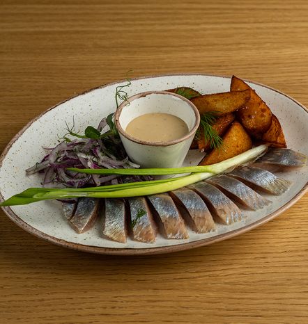 Сельдь с жареным картоф. И красным луком