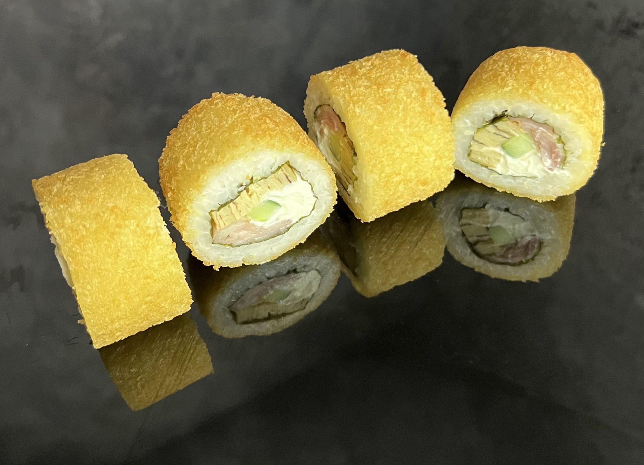 Горячий ролл с беконом 4шт