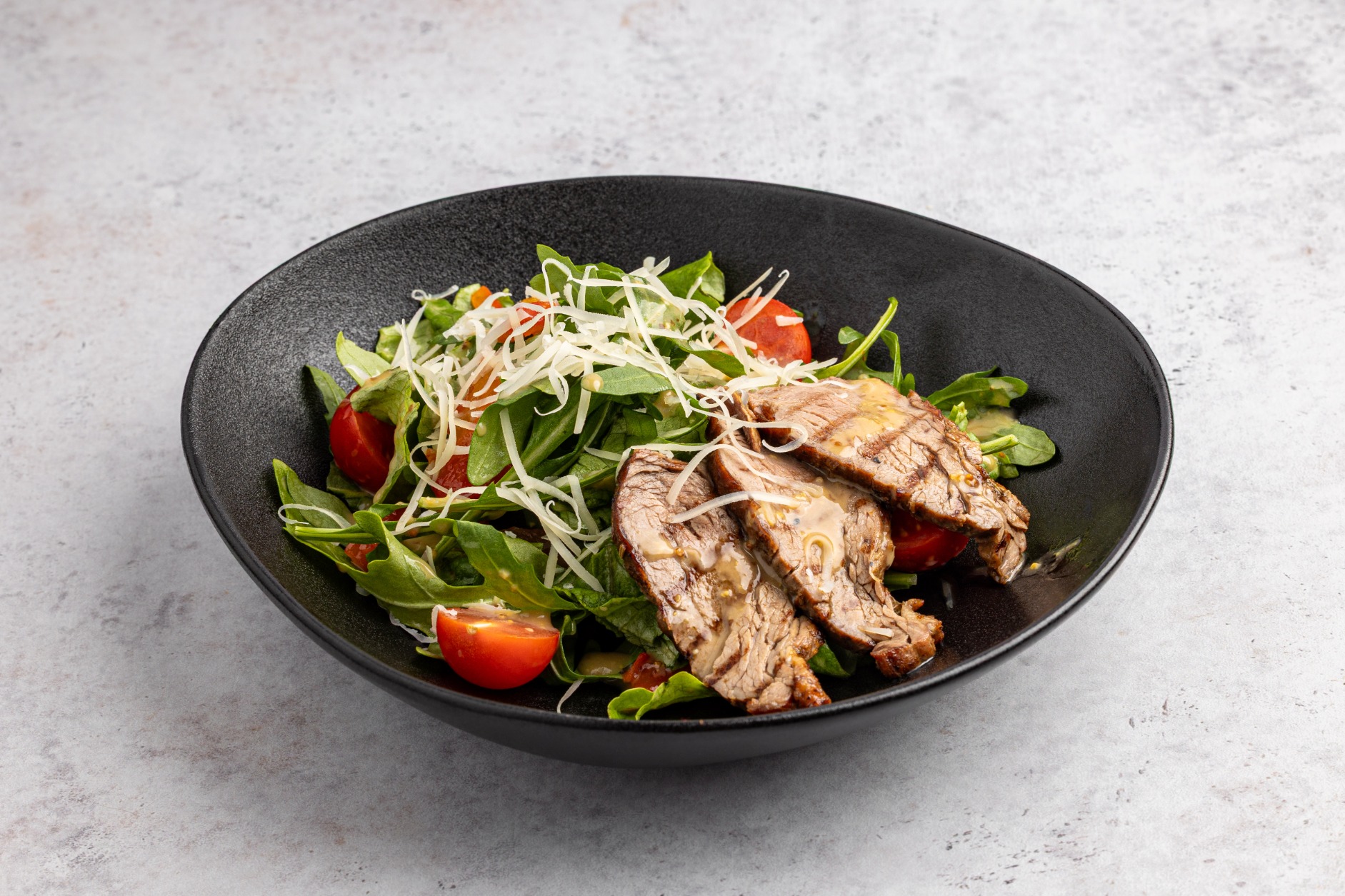 Салат с ростбифом и маринованным перцем