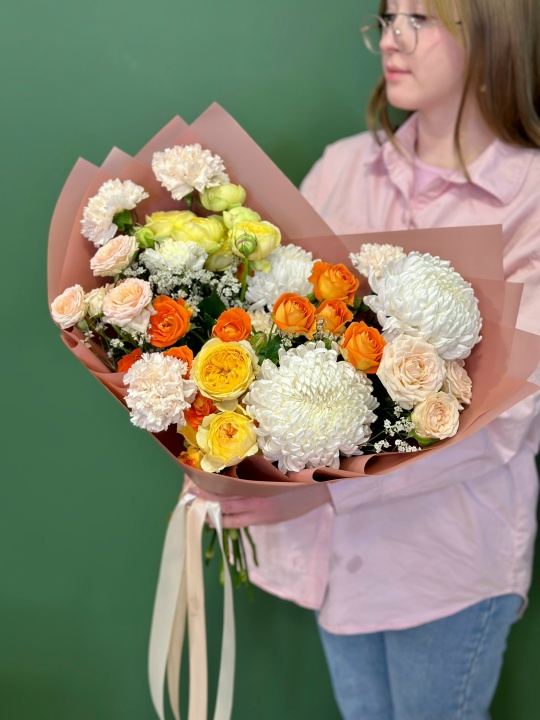 Букет с хризантемами бигуди ,кустовыми розами и диантусами