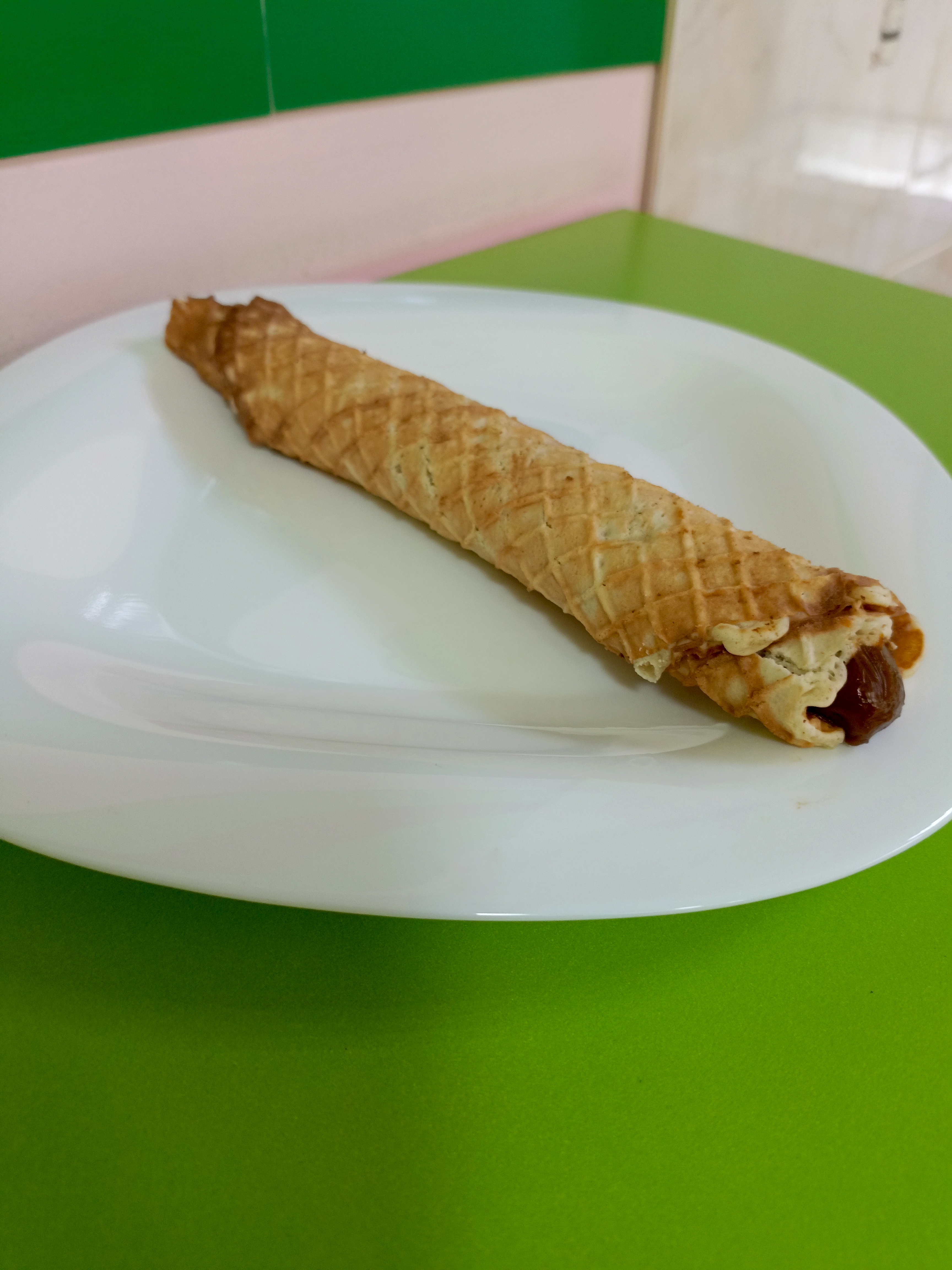 Трубочка вафельная со сгущёнкой