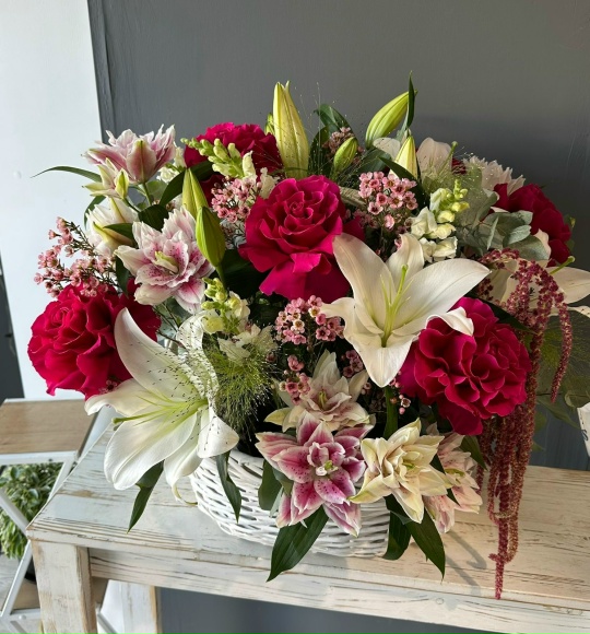 Корзина с лилией и малиновой французской розой