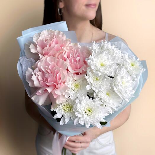 Нежный букет французские розы и хризантема