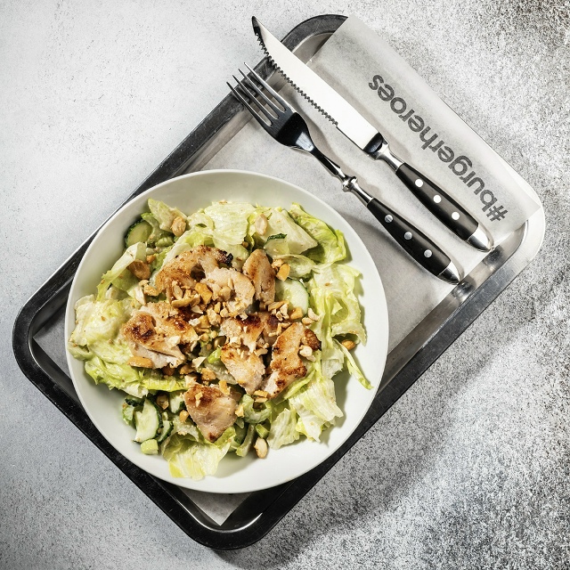 Салат с курицей и кешью