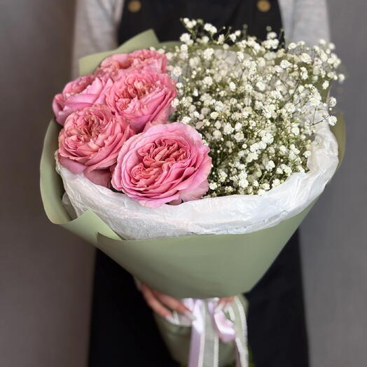 Букет из пионовидной розы и гипсофилы